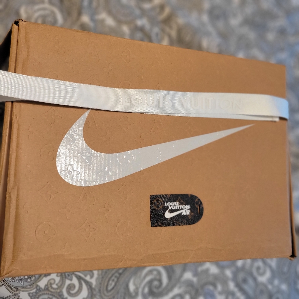 Sneakers - Picture 4 of 14
